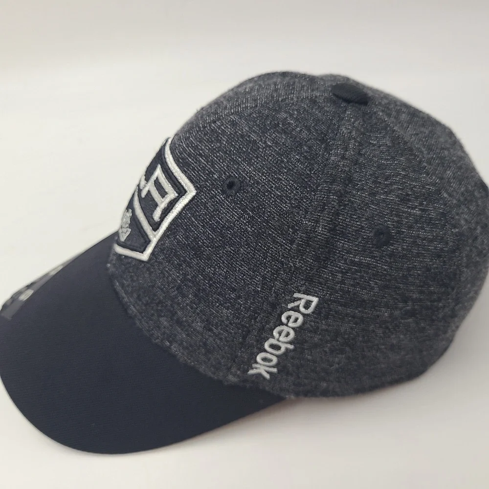 Youth Los Angeles Kings Hat Fitted One Size Reebok Gray Black NHL Hockey Logo